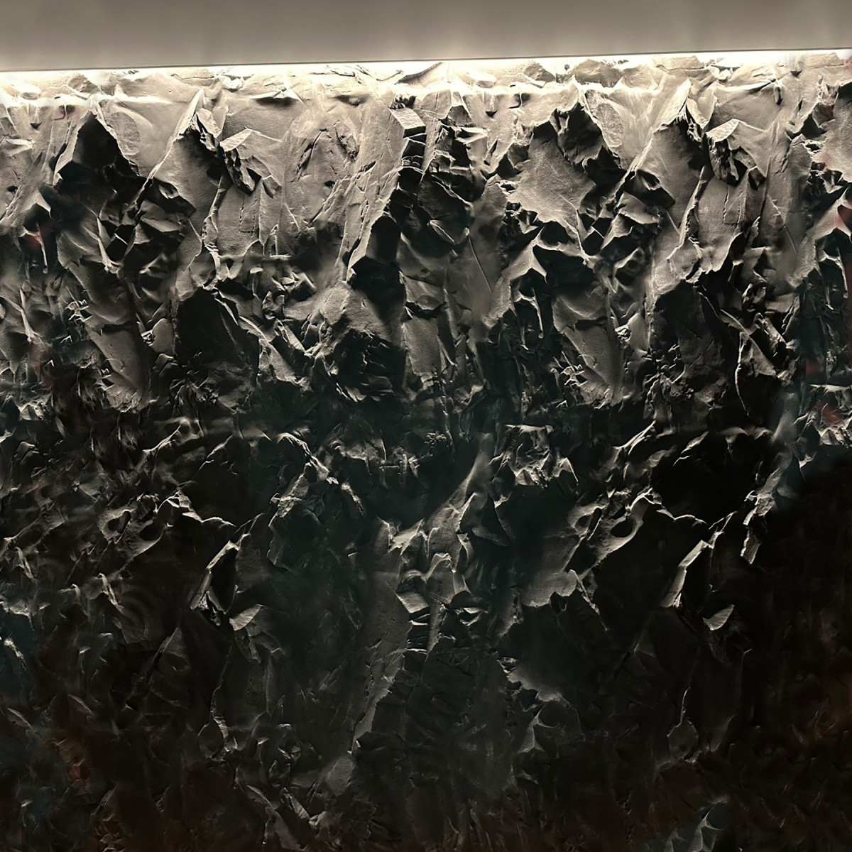 Барельєф велика скеля