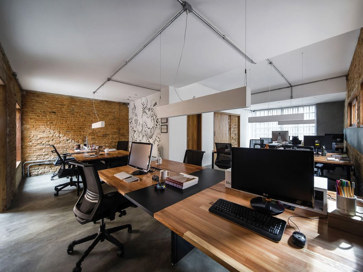 Комбінація цегли та бетону в інтер'єрі