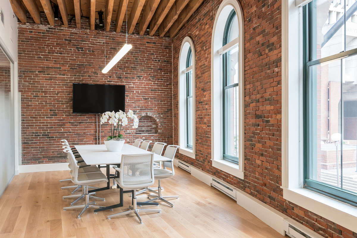 Текстиль в інтер'єрі з цеглою