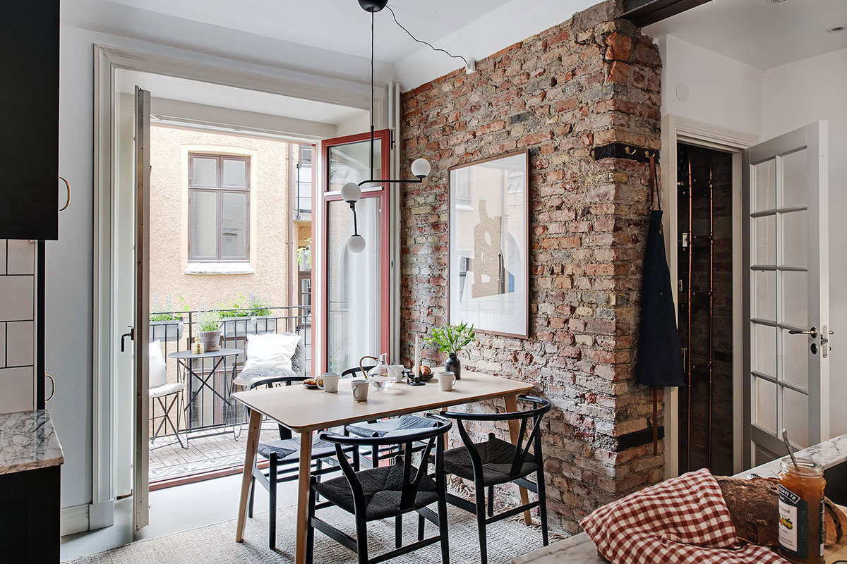 Комбінація цегли та килима