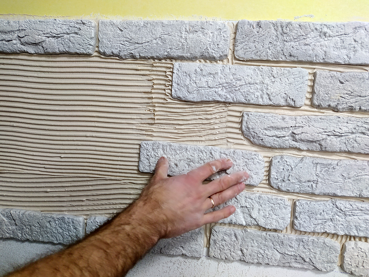 Нанесення клею на плитку