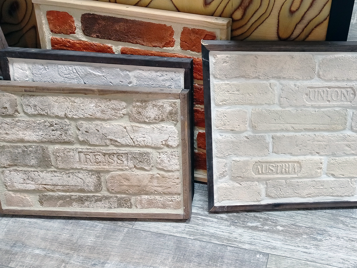 Гіпсова плитка під цеглу на стіні