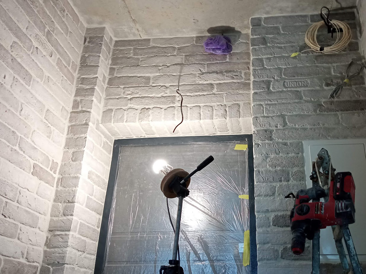 Готовий інтер'єр з гіпсовою плиткою