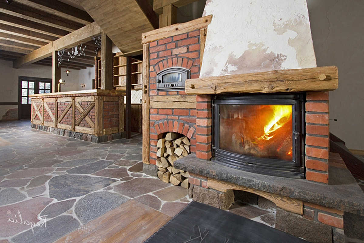 Металеві елементи в цегляній стіні