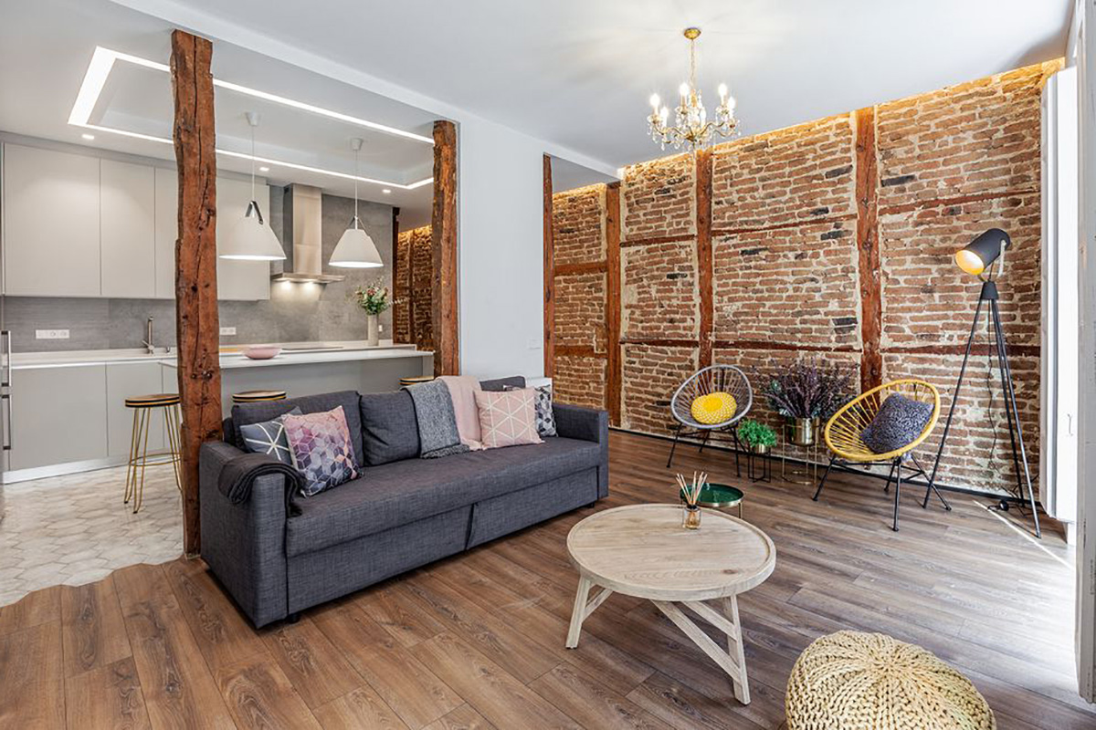 Дерев'яні балки та цегла в інтер'єрі