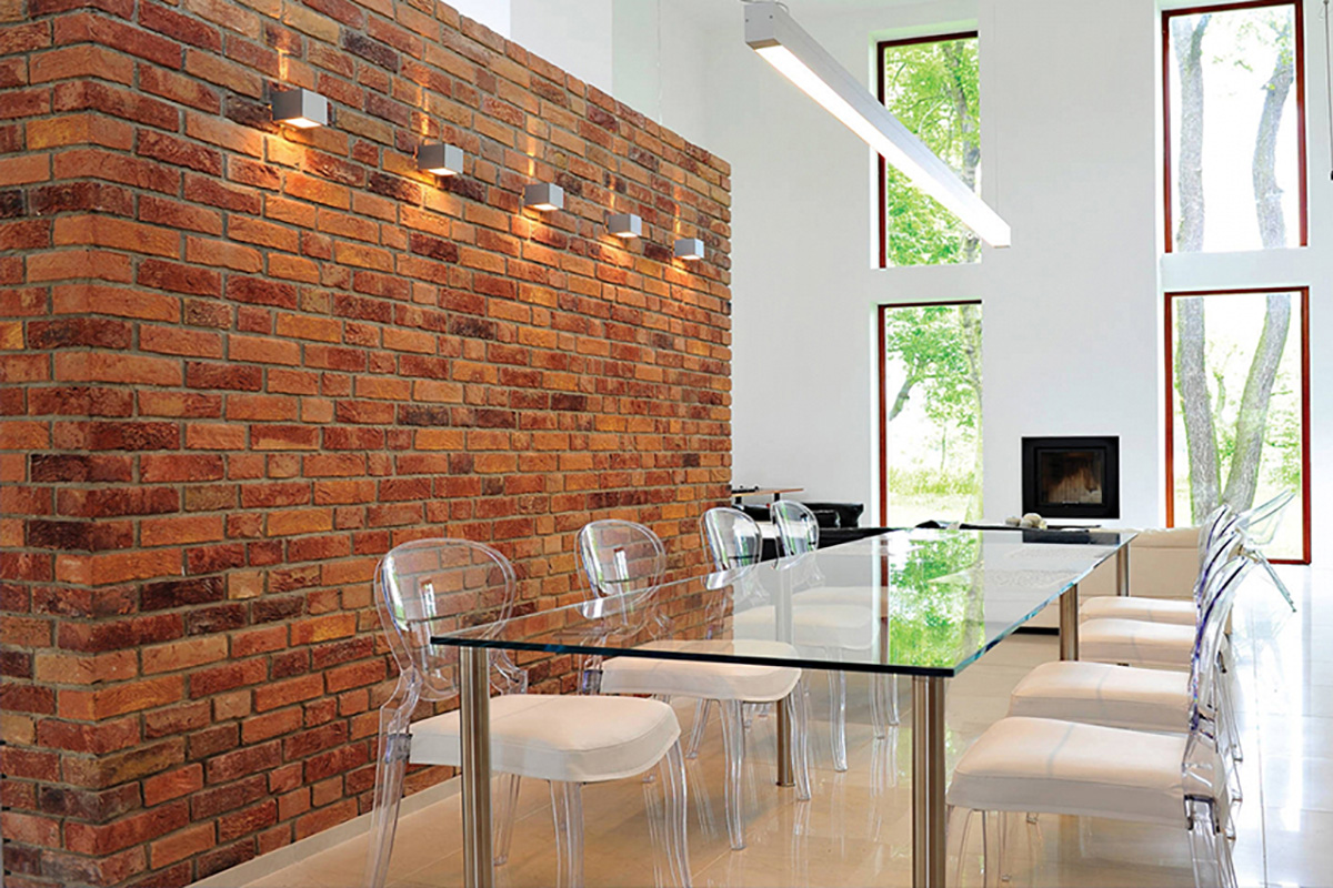 Цегляні стіни в коридорі