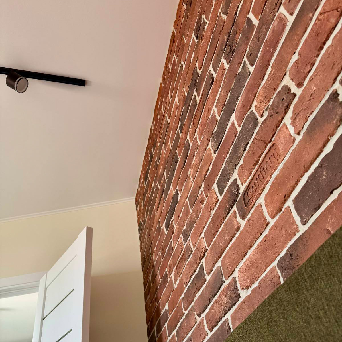 Гіпсова плитка під цеглу для декору стін в інтер'єрі