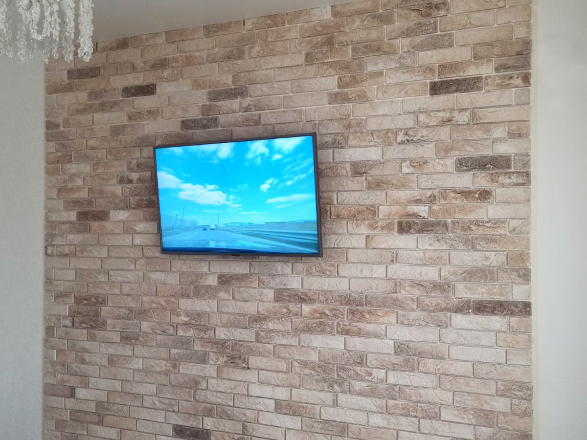 Фактурна декоративна гіпсова плитка на стіні кімнати