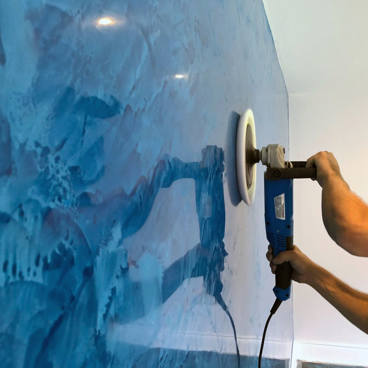 Процес нанесення венеціанки